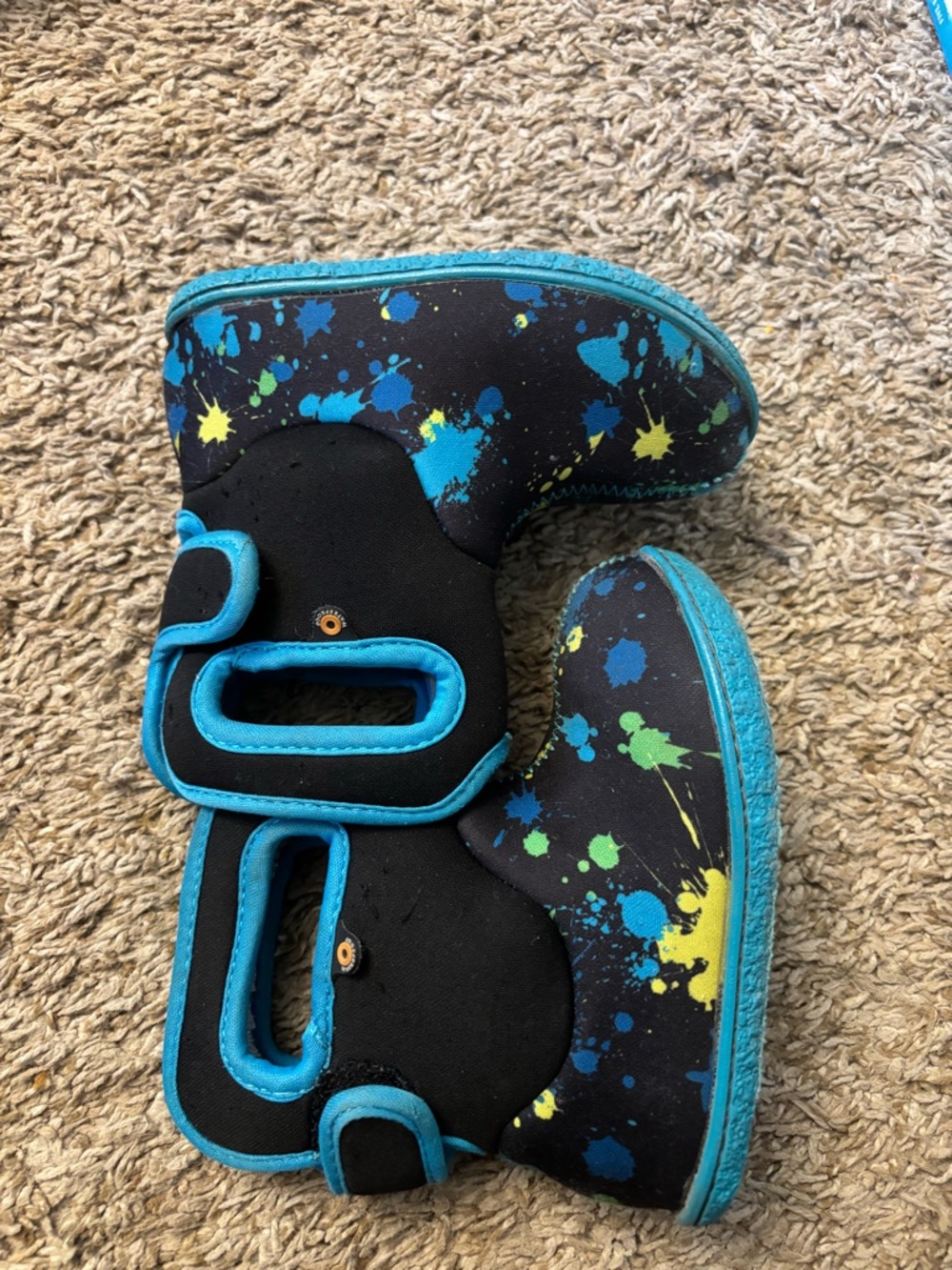 Toddler size 8 bog boots